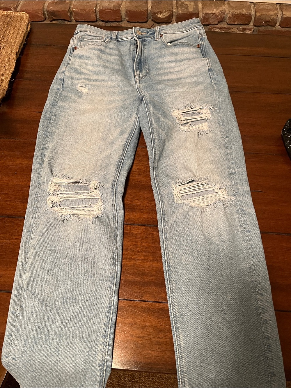ANERICAN EAGLE Light Wash Distressed Jeans